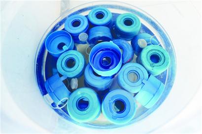 黑水廠臭水溝旁打水灌進(jìn)桶 稱山泉大肆售賣(mài)