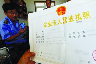 黑水廠臭水溝旁打水灌進(jìn)桶 稱山泉大肆售賣(mài)