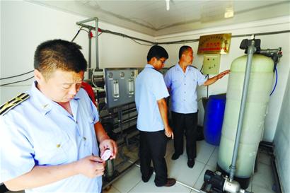 黑水廠臭水溝旁打水灌進(jìn)桶 稱山泉大肆售賣