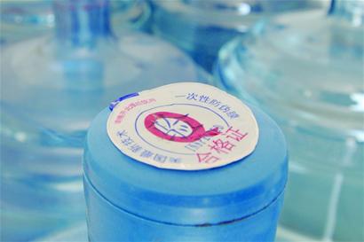 黑水廠臭水溝旁打水灌進(jìn)桶 稱山泉大肆售賣