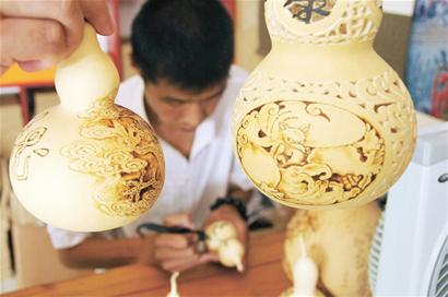 祖上家傳燙葫蘆絕活 一幅山水圖可賣(mài)萬(wàn)元