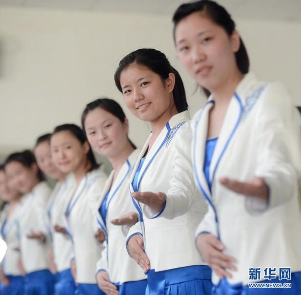 禮儀小姐訓(xùn)練課程揭秘 一顰一笑動(dòng)人