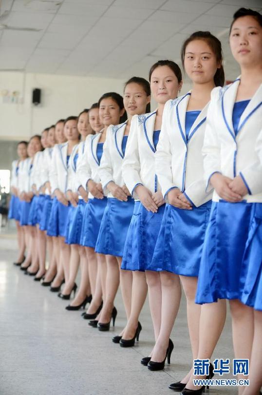 禮儀小姐訓(xùn)練課程揭秘 一顰一笑動(dòng)人