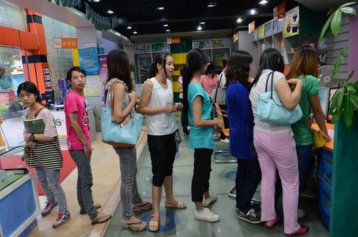 湖南高校強(qiáng)迫學(xué)生購專用手機(jī) 否則無法生活