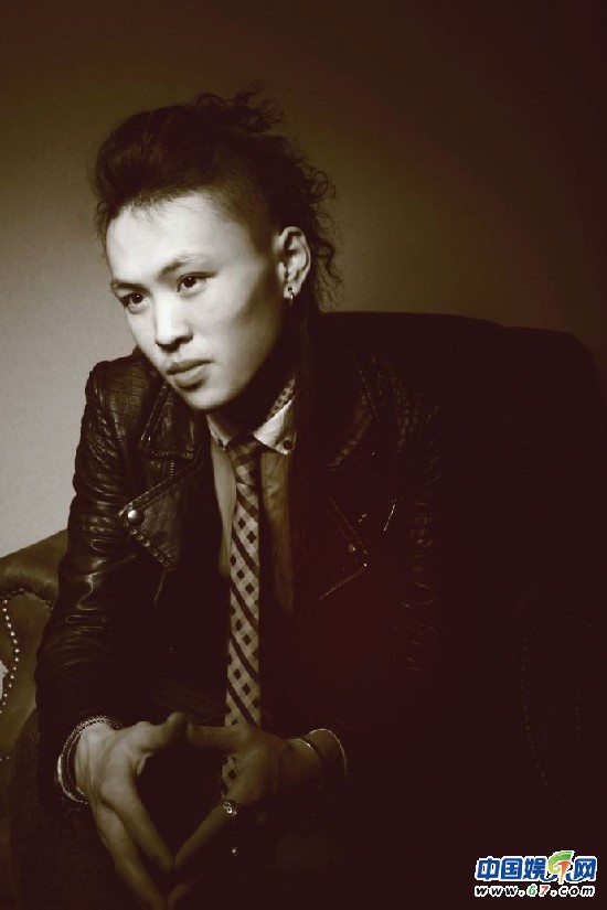 中國好聲音張瑋畢業(yè)照扮丑雷人 生活私照很個(gè)性