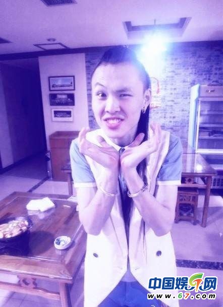 中國好聲音張瑋畢業(yè)照扮丑雷人 生活私照很個性