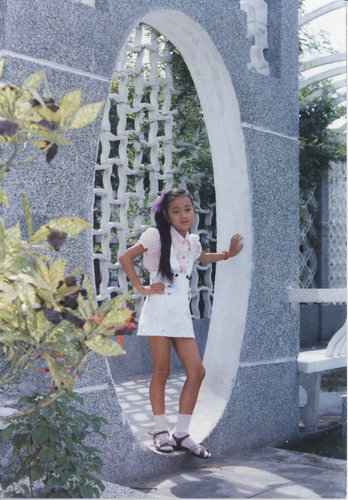 馬伊琍兒時(shí)長(zhǎng)發(fā)美照曝光 皮鞋背帶裙潮范十足