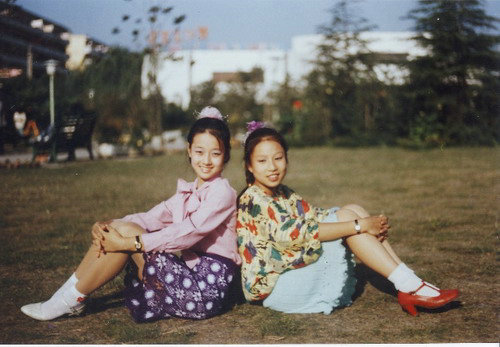 馬伊琍兒時(shí)長發(fā)美照曝光 皮鞋背帶裙潮范十足