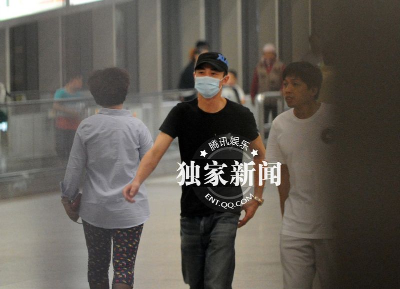 霍建華隨助理低調來京 扮“蒙面超人”