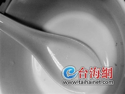 蒙牛牛奶驚現(xiàn)活蟲 消費(fèi)者無意喝下尿檢細(xì)菌超標(biāo)