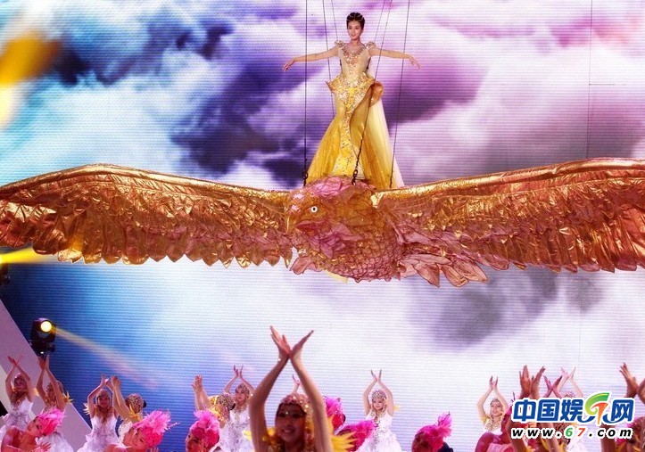 金鷹節(jié)開(kāi)幕 劉詩(shī)詩(shī)如女神阿朵露半乳勁舞孫楊賣(mài)萌