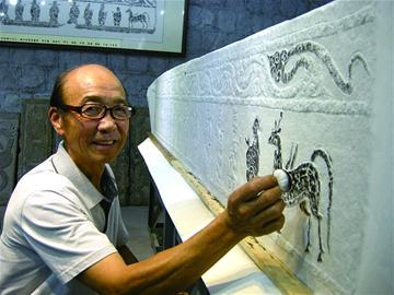 青島拓片神手17年練就獨(dú)門(mén)絕技 復(fù)活漢代畫(huà)像磚
