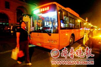 青島4條夜公交虧本運行 316路曾全程空座