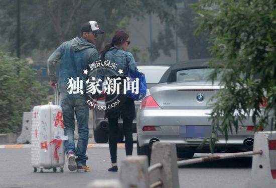 張馨予被曝曾離異 攜李晨高調牽手回家