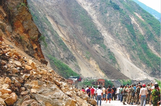 通往重災(zāi)區(qū)洛澤河鎮(zhèn)的唯一生命線多次塌方，救災(zāi)物資送抵災(zāi)區(qū)困難大。新華社