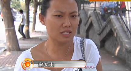 青島弘安駕校男教練暴打女學員 稱自己身上也疼 青島弘安駕校男教練暴打女學員 稱自己身上也疼