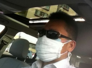 奔馳C級(jí)車甲醛超標(biāo)四倍多 車主戴口罩開(kāi)車