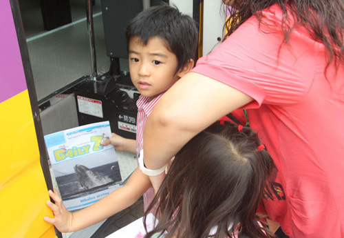 Lucas坐校車戲弄記者 遺傳父母表演欲超強