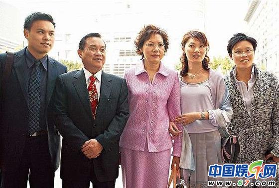 郭可盈一家，最左邊是弟弟、父親，中間是媽媽，右邊是姐姐和妹妹