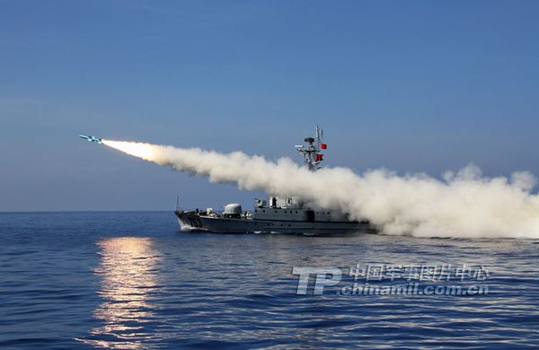 資料圖：南海艦隊(duì)某機(jī)動(dòng)岸導(dǎo)團(tuán)正在某合同對(duì)海攻擊演練中實(shí)射導(dǎo)彈。