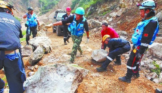 青島8勇士馳援云南彝良災(zāi)區(qū) 2女將負責(zé)醫(yī)療衛(wèi)生
