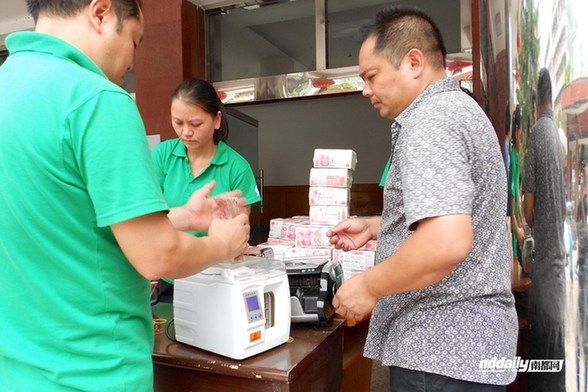 民企拉600萬現(xiàn)金直捐彝良災(zāi)區(qū)