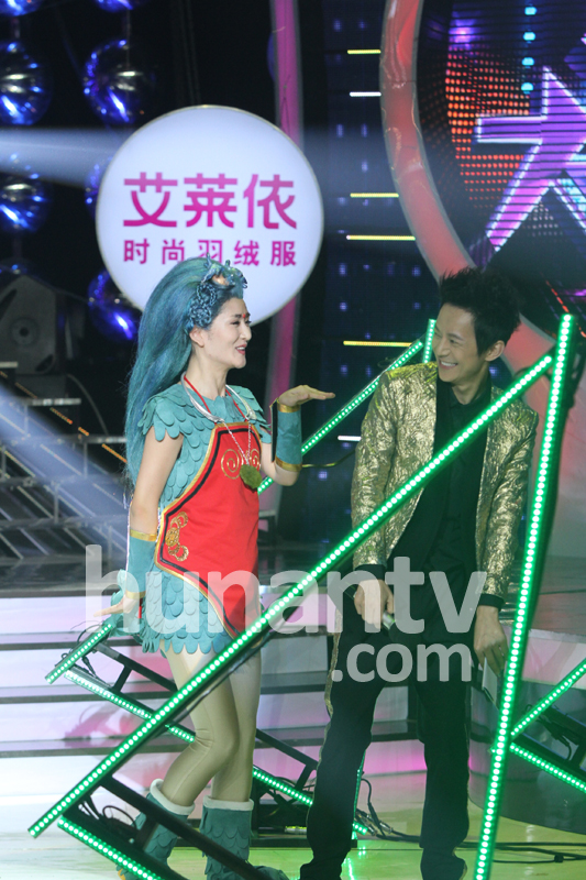 謝娜逆生長(zhǎng)扮小龍人狂賣(mài)萌 遭眾評(píng)委蔡明吐槽