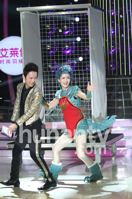 謝娜逆生長(zhǎng)扮小龍人狂賣萌 遭眾評(píng)委蔡明吐槽