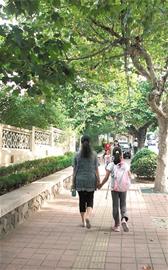 青島簡(jiǎn)陋學(xué)區(qū)房3萬/平變高富帥 現(xiàn)代版孟母三遷頻上演