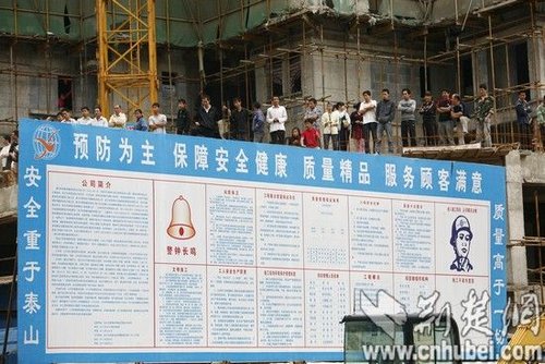 武漢建筑工地升降機從高空墜落 已致19人身亡 武漢建筑工地升降機從高空墜落 已致19人身亡