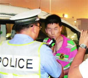 路遇查酒駕男子跳下6米高橋 狂奔兩公里 路遇查酒駕男子跳下6米高橋 狂奔兩公里