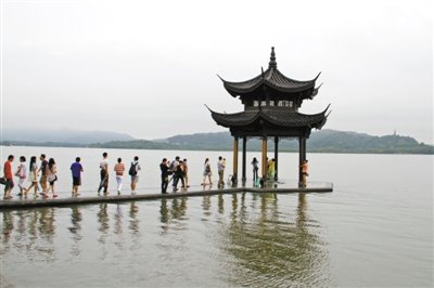 西湖十八景之一集賢亭被大風吹倒 牌匾等散落湖面