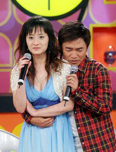 明星臺上尷尬瞬間:阿嬌陪酒芙蓉摔倒春光四泄