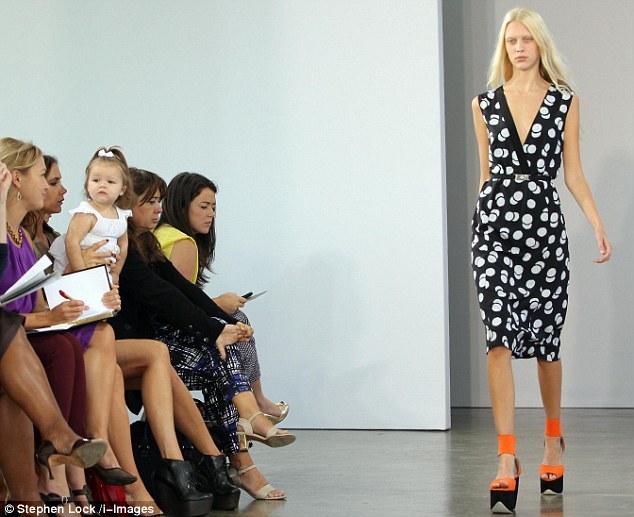 維多利亞帶女兒到時裝周看秀 小七爆萌目不轉睛