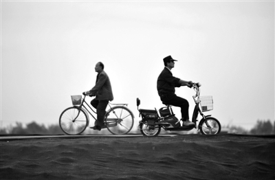 　前日，西安市一位老人騎著自行車與執(zhí)勤男子擦肩而過。近日，社保專家透露，去年企業(yè)職工養(yǎng)老金替代率降至42.9%，將影響?zhàn)B老保障水平。