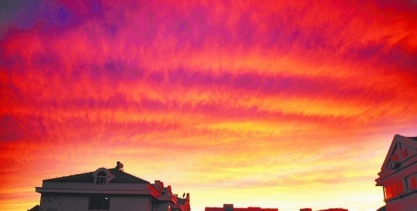 9月13日傍晚，島城上空出現(xiàn)美麗的火燒云