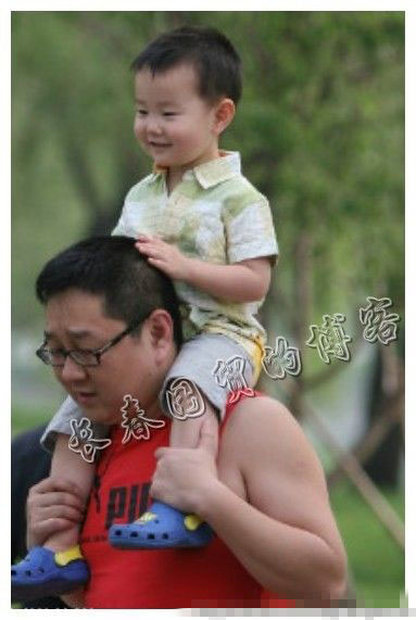 主持人張紹剛可愛(ài)兒子首曝光 騎肩膀顯萌態(tài)