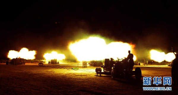 南京軍區(qū)部隊夜間實射 司令員親自上陣指導(dǎo)