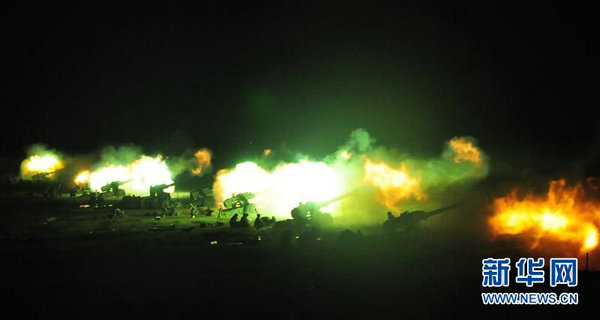 南京軍區(qū)部隊夜間實(shí)射 司令員親自上陣指導(dǎo)