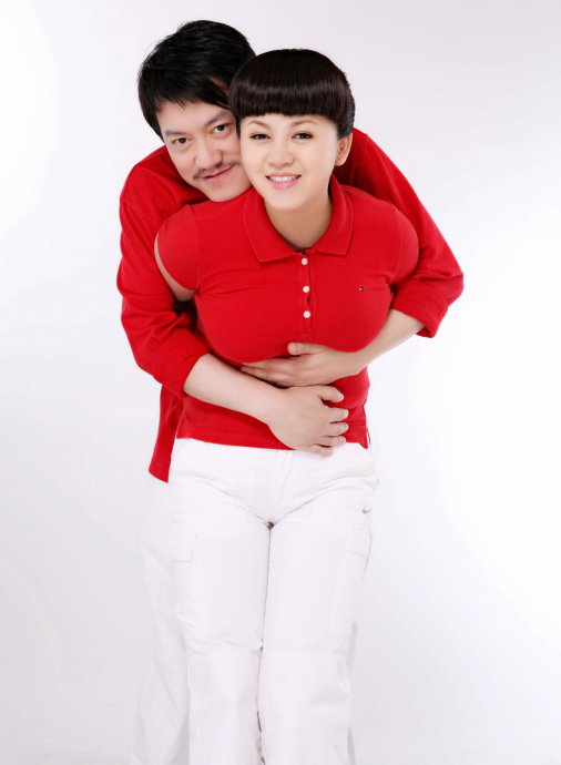 雪村與網(wǎng)絡(luò)紅人俞晴領(lǐng)取了結(jié)婚證，看照片就知道老婆相當(dāng)有料