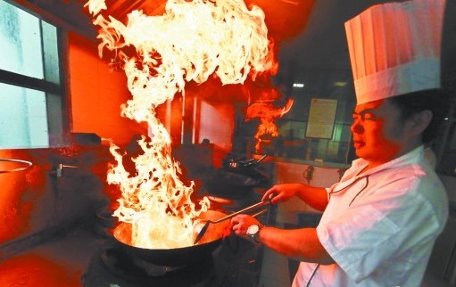 今年32歲的王先生是島城一家餐飲企業(yè)里最年輕的廚師。記者孫傳浩