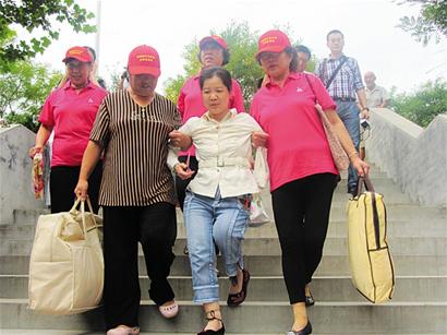 青島低保標(biāo)準(zhǔn)連年漲 獨臂女靠低保圓大學(xué)夢