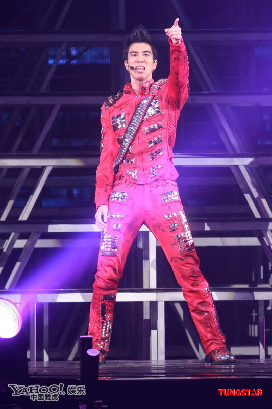 王力宏性取向再遭質(zhì)疑 與成龍當(dāng)眾嘴對嘴激吻