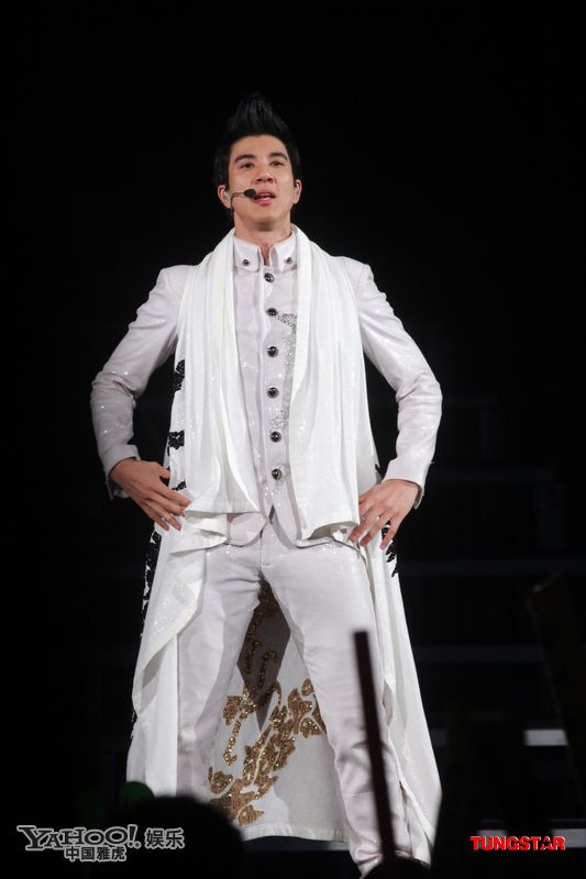 王力宏性取向再遭質(zhì)疑 與成龍當眾嘴對嘴激吻