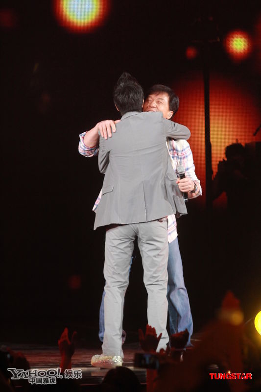 王力宏性取向再遭質(zhì)疑 與成龍當(dāng)眾嘴對(duì)嘴激吻
