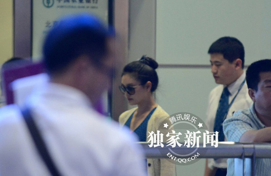 大S現(xiàn)身衣著寬松難掩發(fā)福 獨(dú)自出行不見汪小菲