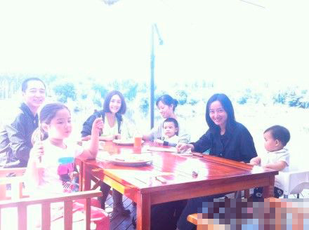 趙子琪一家溫馨秋游 路金波高舉女兒顯父愛(ài)