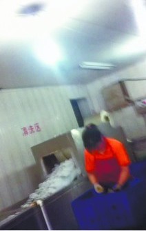 酒店洗餐具成本0.4元收2元年賺3萬(wàn) 殘?jiān)g消毒間在一起