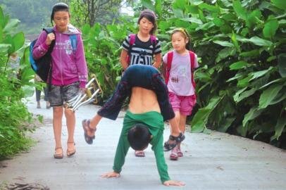 倒立上學的顏玉宏