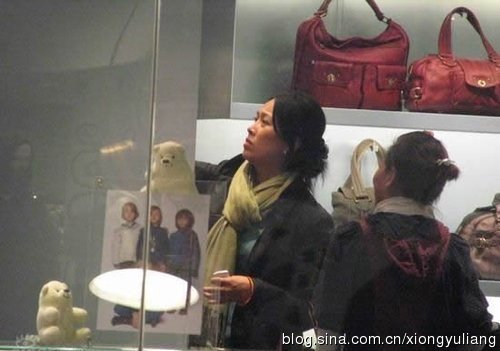 楊冪劉愷威青島買(mǎi)打折衣服